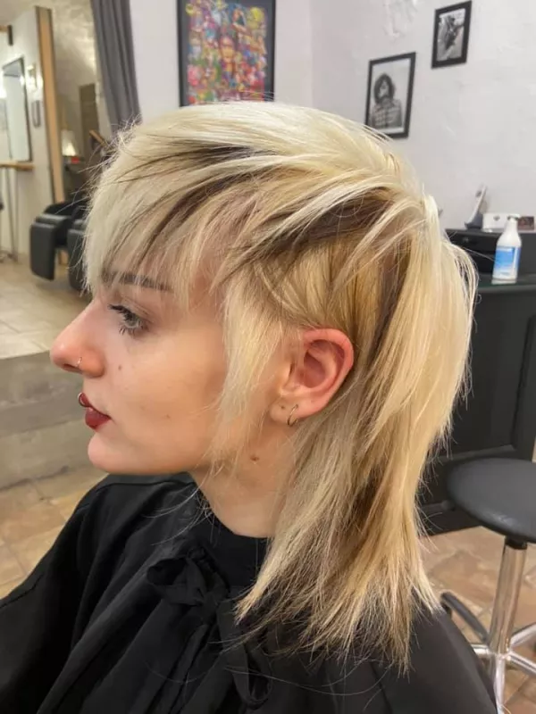 Coupe femme personnalisée, adaptée à la forme du visage, Nîmes, Le Comptoir des Ciseaux