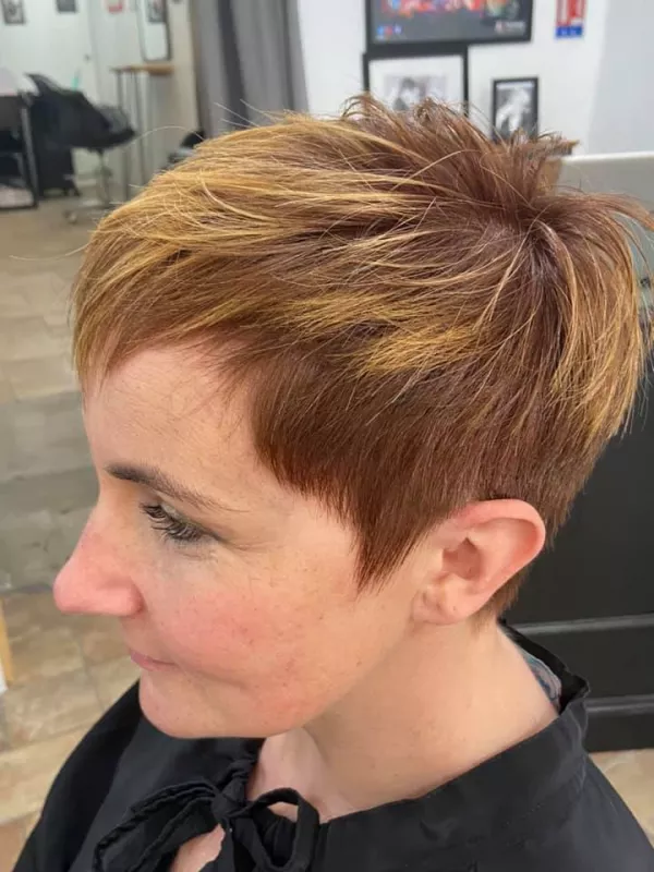 Coupe femme personnalisée, adaptée à la forme du visage, Nîmes, Le Comptoir des Ciseaux