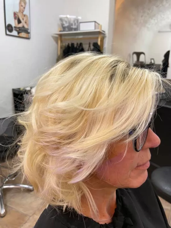 Coupe femme personnalisée, adaptée à la forme du visage, Nîmes, Le Comptoir des Ciseaux