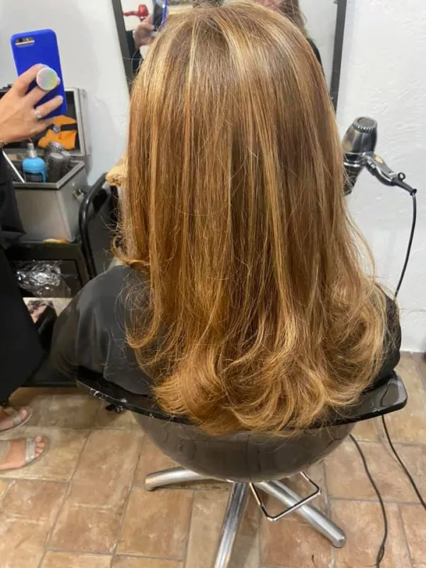 Coupe femme personnalisée, adaptée à la forme du visage, Nîmes, Le Comptoir des Ciseaux