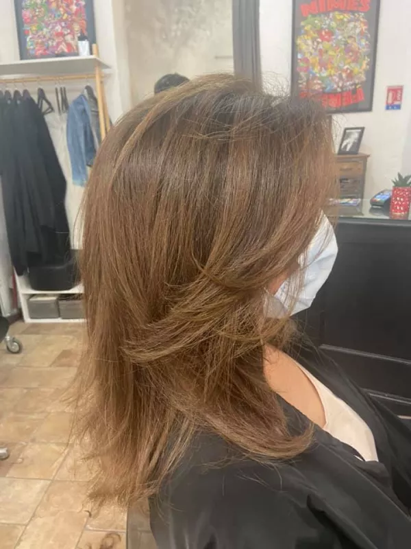 Coupe femme personnalisée, adaptée à la forme du visage, Nîmes, Le Comptoir des Ciseaux