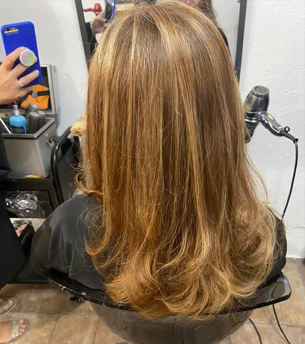 Coiffeuse pour faire un balayage blond sur cheveux très longs, bouclés et abimés, Nîmes, Le Comptoir des Ciseaux
