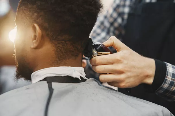 Faire un dégradé américain avec un fondu bas sur des cheveux crépus, Nîmes, Le Comptoir des Ciseaux