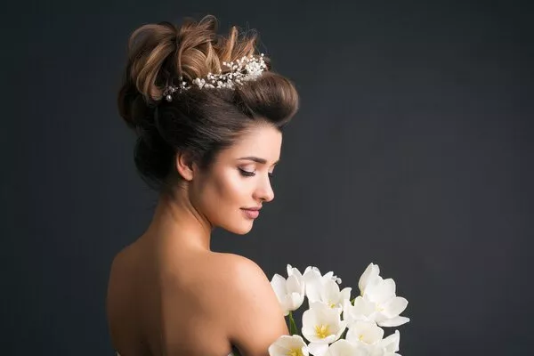 Coiffeuse pour chignon de mariage chic et bohème, Nîmes, Le Comptoir des Ciseaux